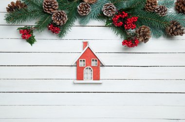 Hortum oyuncak ahşap bir masa üzerinde.