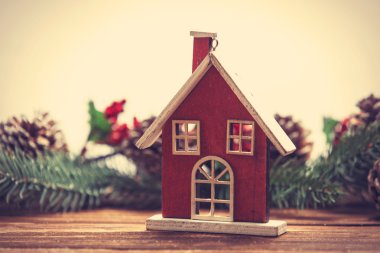 Hortum oyuncak ahşap bir masa üzerinde.