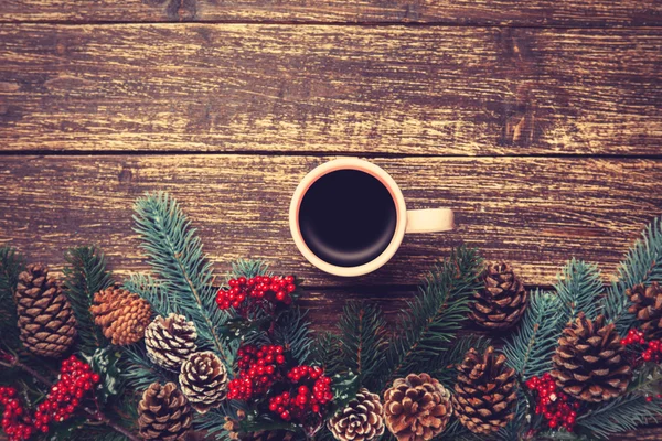 Varmt kaffe på träbord nära pine grenar — Stockfoto
