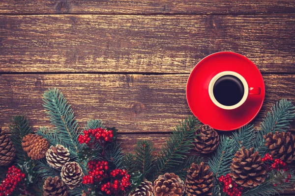 Hot coffee on wooden table near pine branches — Stock Photo, Image