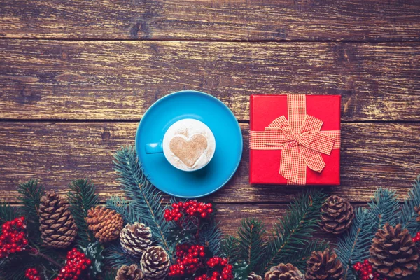 Tazza di caffè e regalo su un tavolo — Foto Stock