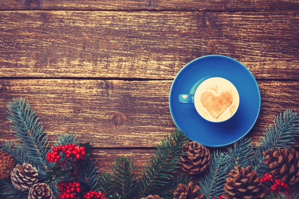 Hot coffee on wooden table near pine branches — Stock Photo, Image
