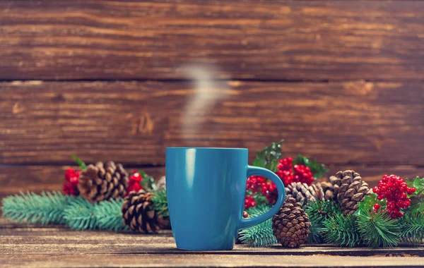 Café caliente sobre mesa de madera cerca de ramas de pino — Foto de Stock