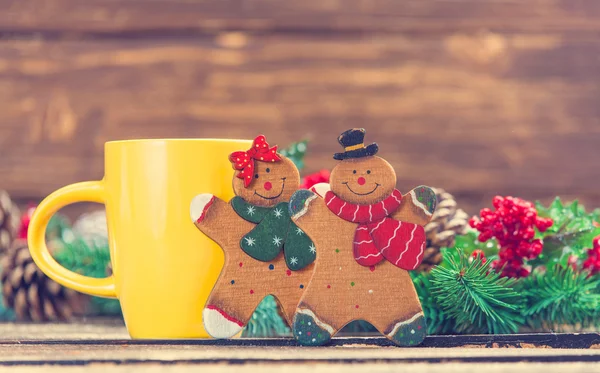 Couple of gingerbreads near cup of coffee — Φωτογραφία Αρχείου