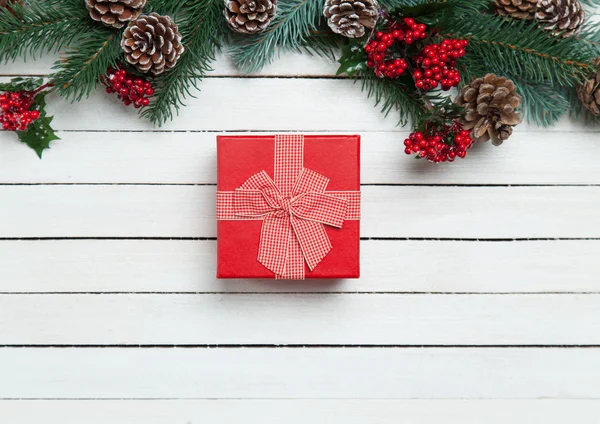 Gift box with pine branches on a wooden table. — Stock Photo, Image