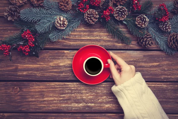 Varmt kaffe på träbord nära pine grenar — Stockfoto