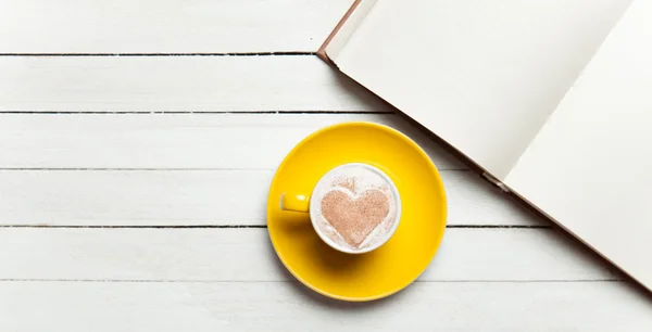 Livre et tasse de café sur table en bois . — Photo