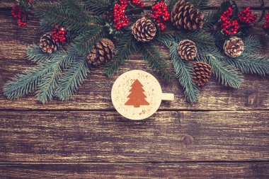 Kahve krem Noel ağacı bir tablo ile.