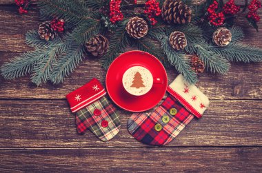 Noel ağacı şeklinde ahşap bir masa üzerinde sıcak cappuccino 