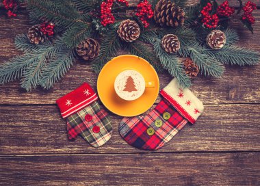 Noel ağacı şeklinde ahşap bir masa üzerinde sıcak cappuccino 