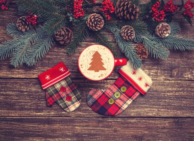 Noel ağacı şeklinde ahşap bir masa üzerinde sıcak cappuccino 