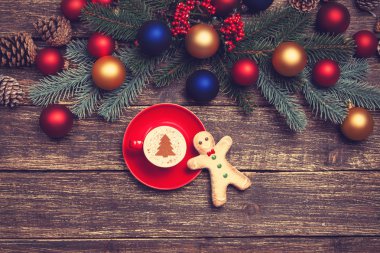 Noel ağacı şeklinde ahşap bir masa üzerinde sıcak cappuccino 