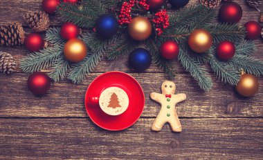 Noel ağacı şeklinde ahşap bir masa üzerinde sıcak cappuccino 