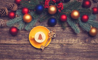 Noel ağacı şeklinde ahşap bir masa üzerinde sıcak cappuccino 