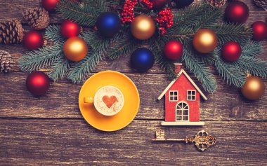 Kalp şekli ve ev oyuncak ile sıcak cappuccino