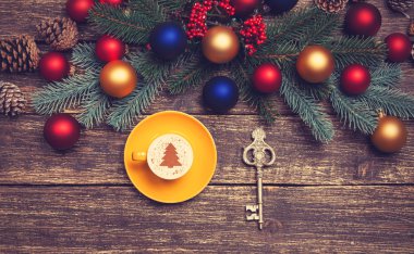 Noel ağacı şeklinde ahşap bir masa üzerinde sıcak cappuccino 