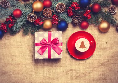 Noel ağacı şeklinde çam br yakınındaki bir masada sıcak cappuccino