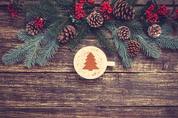 Tasse de café avec arbre de Noël crème sur une table . — Photo