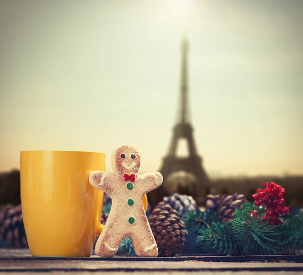 Lebkuchenmann in der Nähe von Tasse und Tannenzweig — Stockfoto