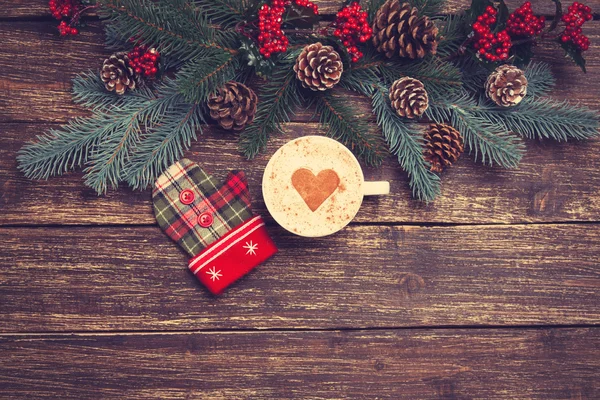 Heißer Cappuccino auf Holztisch in der Nähe von Kiefernzweigen — Stockfoto