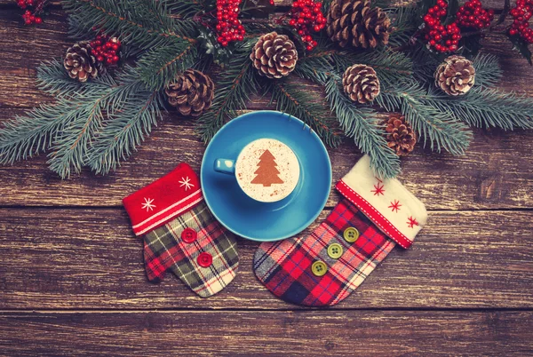 Forró cappuccino, karácsonyfa alakzat egy fából készült asztal közelében — Stock Fotó