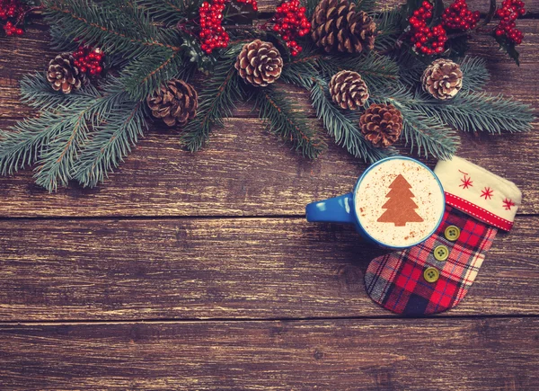 Cappuccino quente com forma de árvore de natal em uma mesa de madeira perto — Fotografia de Stock