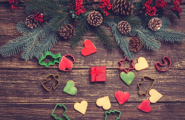 Lebkuchen neben Kiefernzweig auf Holztisch. — Stockfoto