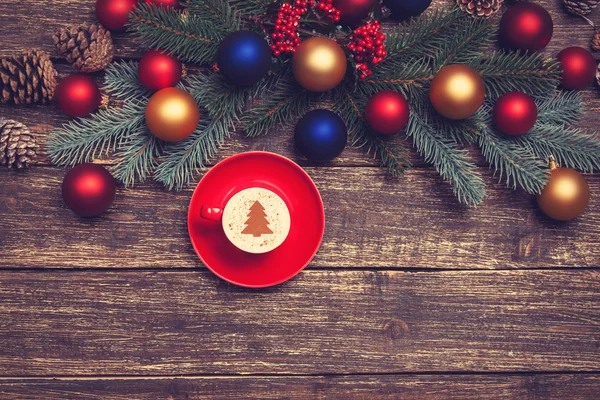 Cappuccino caliente con forma de árbol de Navidad en una mesa de madera cerca —  Fotos de Stock