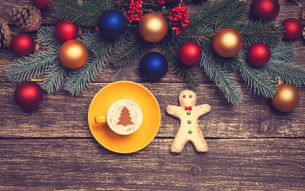 Cappuccino quente com forma de árvore de natal em uma mesa de madeira perto — Fotografia de Stock