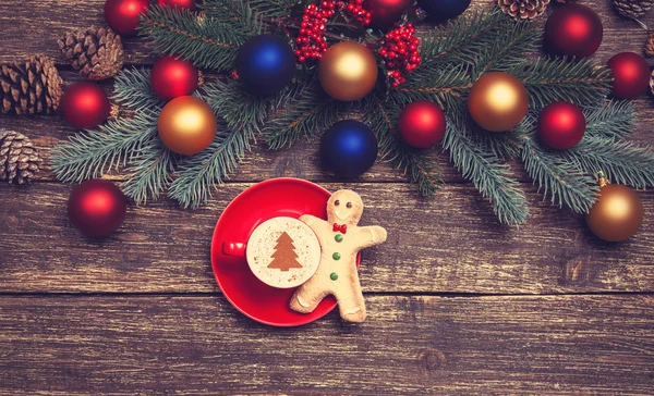Horký cappuccino s tvarem vánoční stromeček na dřevěný stůl poblíž — Stock fotografie