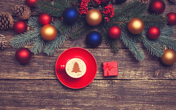 Cappuccino chaud en forme d'arbre de Noël sur une table en bois près de — Photo