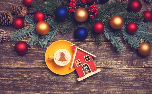 Hot cappuccino on a wooden table near pine branches — Stock Photo, Image