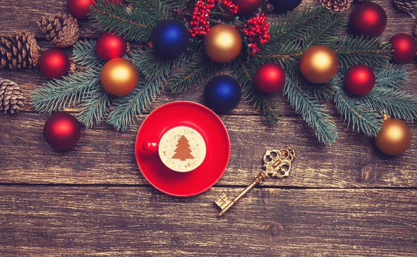 Горячий капучино с рождественской елкой на деревянном столе рядом — стоковое фото