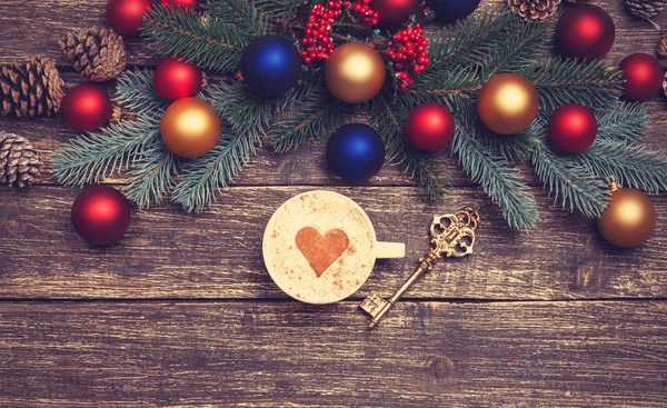 Cappuccino caliente con forma de árbol de Navidad en una mesa de madera cerca —  Fotos de Stock