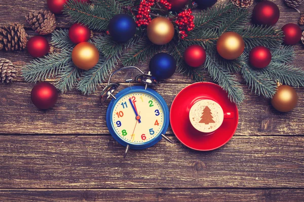 熱いカプチーノ、クリスマス ツリーの形状や目覚まし時計 — ストック写真