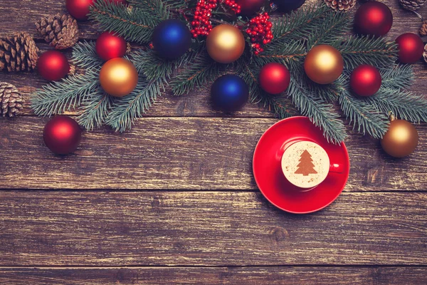 Cappuccino quente com forma de árvore de natal em uma mesa de madeira perto — Fotografia de Stock