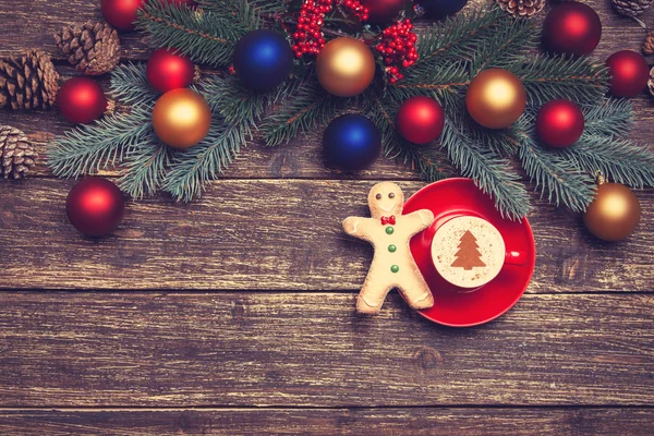 Cappuccino quente com forma de árvore de natal e biscoito — Fotografia de Stock