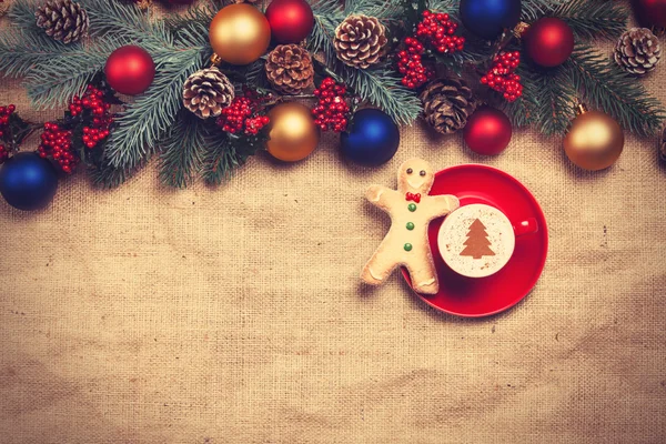 Cappuccino caliente con forma de árbol de Navidad y galletas en una mesa n —  Fotos de Stock