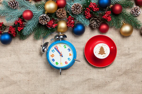Sıcak cappuccino Noel ağacı şekil ve çalar saat ile bir ta — Stok fotoğraf