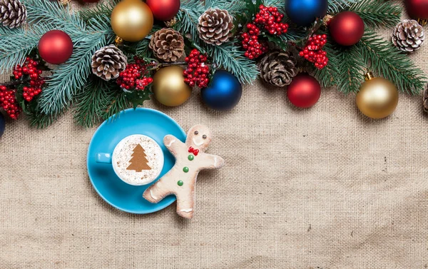 Cappuccino caldo a forma di albero di Natale e biscotto su un tavolo n — Foto Stock