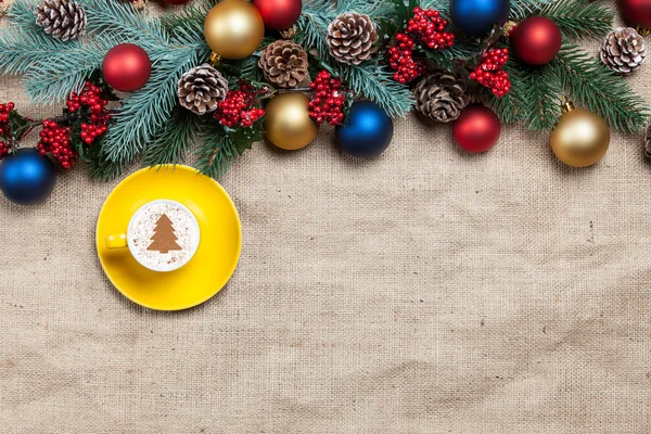 Cappuccino chaud en forme d'arbre de Noël sur une table près de pin br — Photo