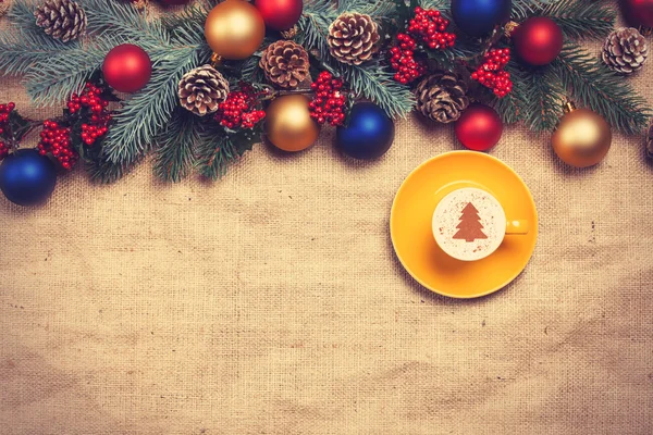 Cappuccino chaud en forme d'arbre de Noël sur une table près de pin br — Photo