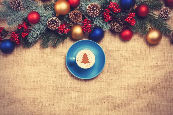 Noel ağacı şeklinde çam br yakınındaki bir masada sıcak cappuccino — Stok fotoğraf