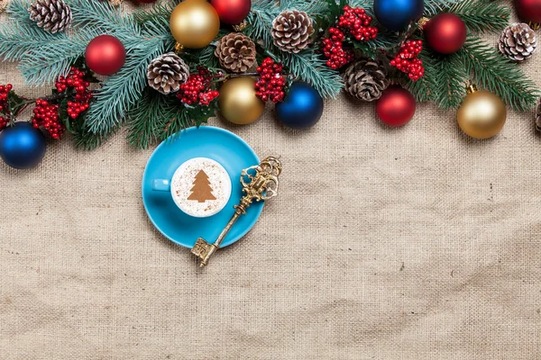 Sıcak cappuccino ile Noel ağacı şekil ve anahtar — Stok fotoğraf