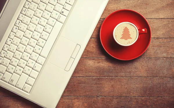 Taza de café y portátil en mesa de madera. — Foto de Stock