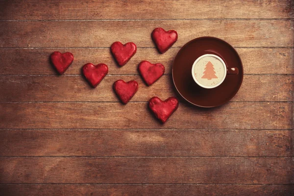 Tasse de café et biscuit sur une table en bois . — Photo