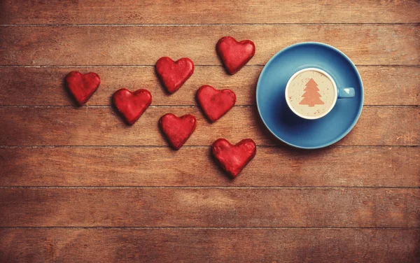 Tasse Kaffee und Kekse auf einem Holztisch. — Stockfoto