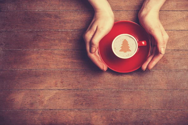 Mains féminines tenant une tasse de café. — Photo