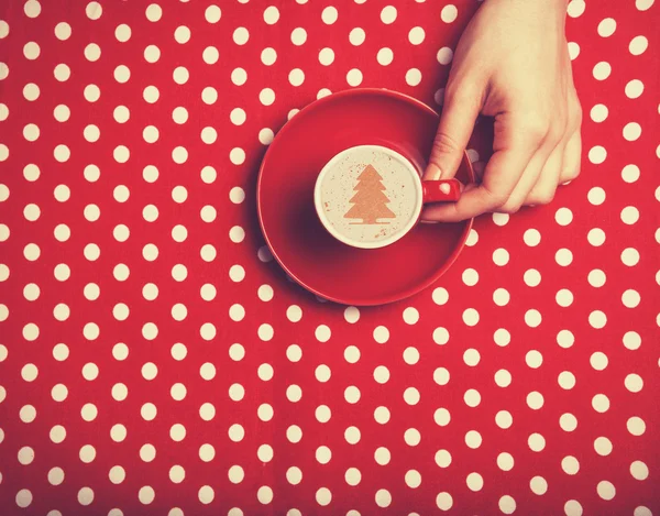 Vrouwelijke hand met kopje koffie. — Stockfoto