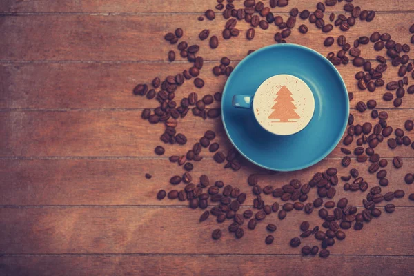 Xícara de café com coração de forma em uma mesa de madeira . — Fotografia de Stock